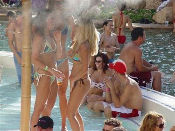 Las Vegas pools - poolside las vegas